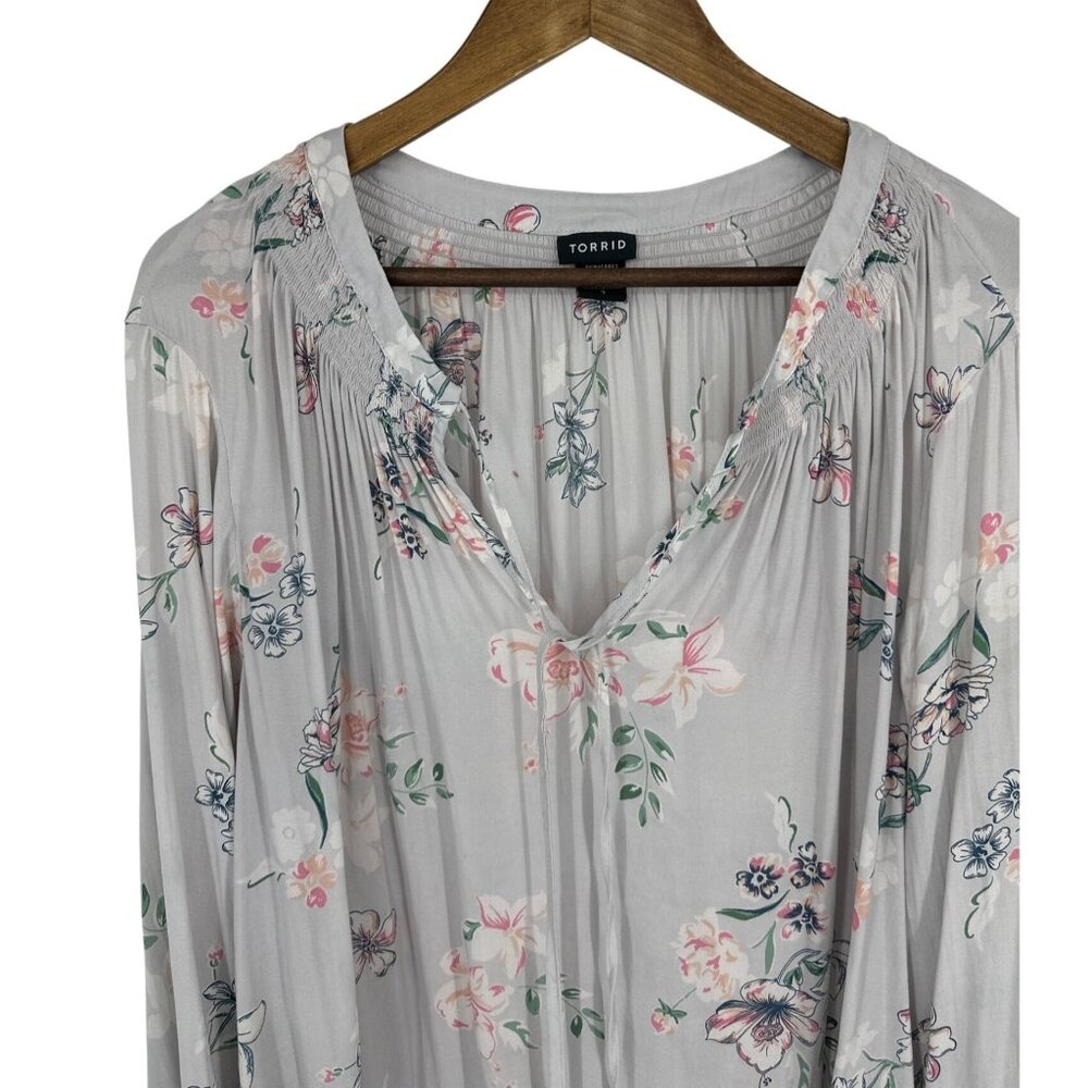Torrid Womens High Low Hem Lightweight Tie Neck Floral Pullover Gray Size 3X - Picture 2 of 8